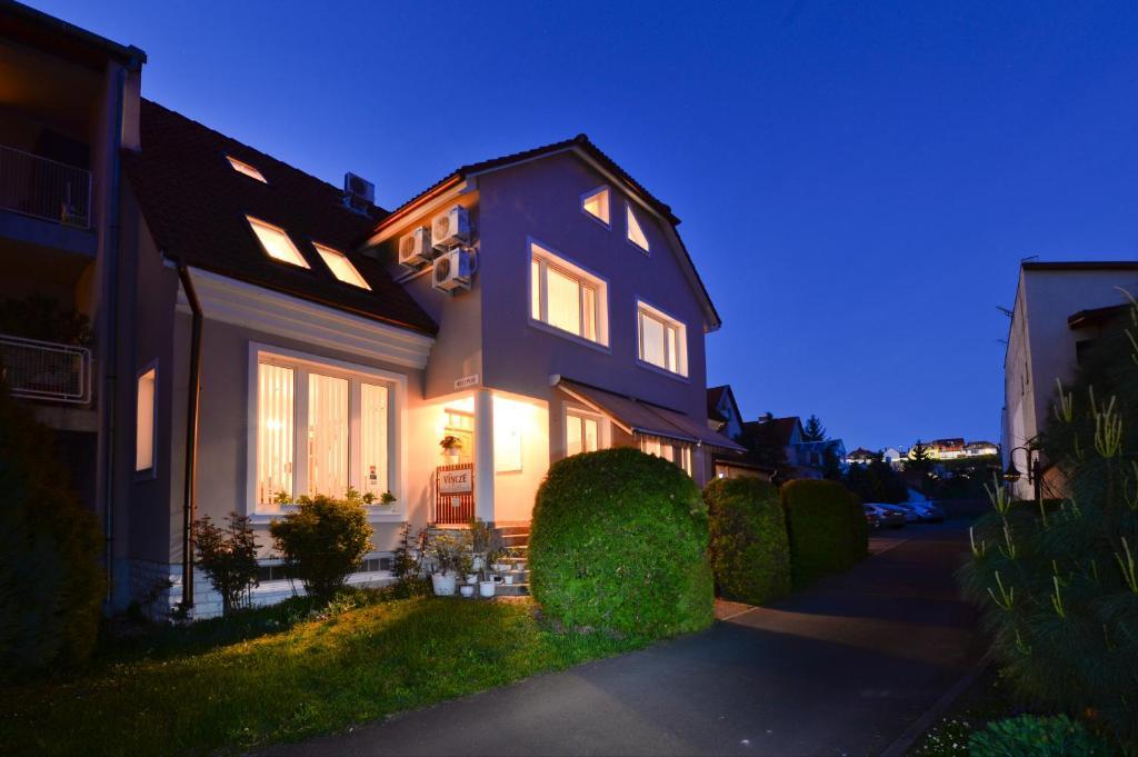 Vincze Vendeghaz Apartment Eger Bagian luar foto